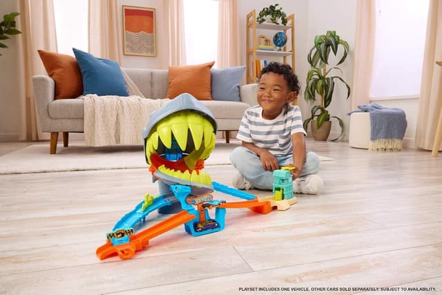 Detalle de Hot Wheels City Shark Chomp Beach playset (JHL96) track set with 1:64 die-cast car
