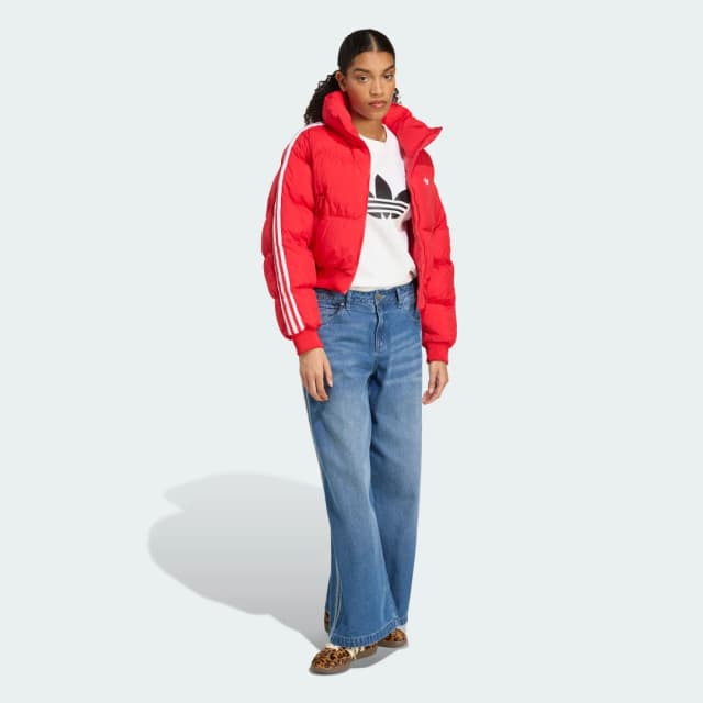 Detalle de adidas Chaqueta abullonada corta de plumón sintético Adicolor roja