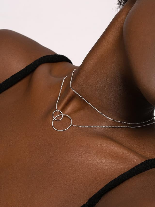 Detalle de SINGULARU Collar Sister plata 925, dos aros unidos 💍
