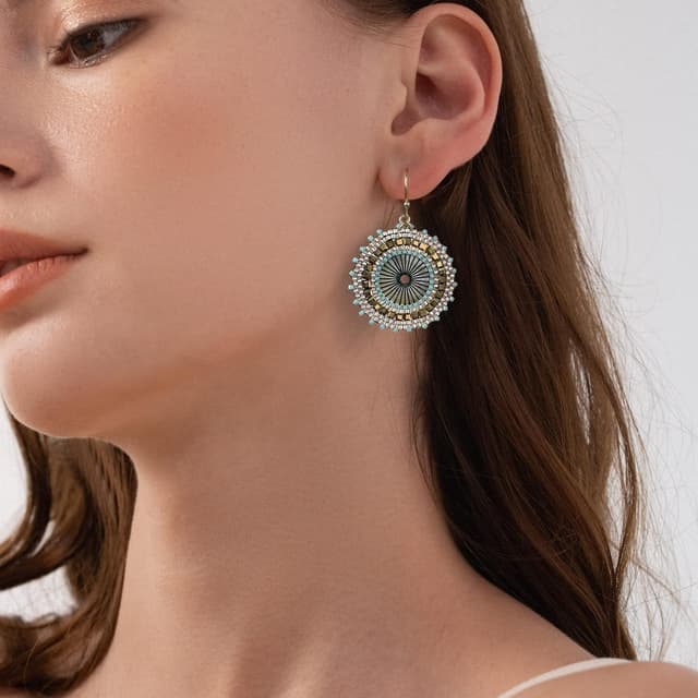 Detalle de Bunte Perlenohrringe für Frauen aus Böhmen – handgewebte Creolen & baumelnde Ohrringe für Sommer und Strand