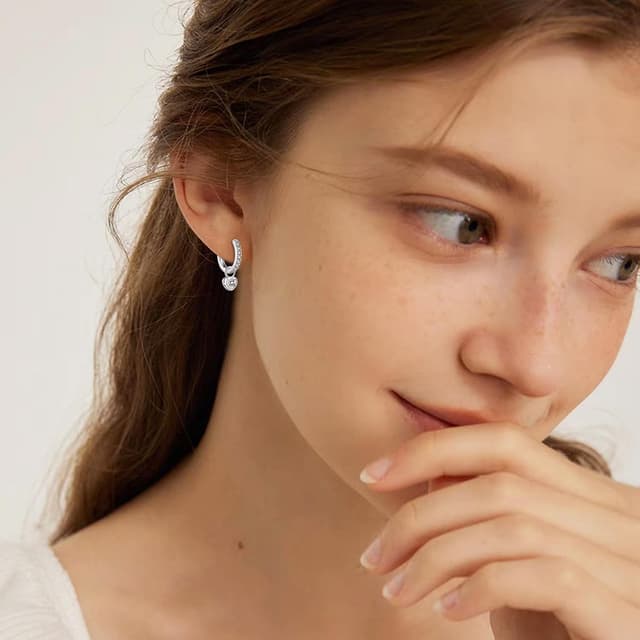 Detalle de Ohrringe Silber 925 Hängende Creolen mit Herz und Zirkonia (14K Weißgold vergoldet) – für Damen & Mädchen
