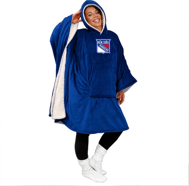 Detalle 2 de Officially Licensed NHL Team Color Poncho Blanket with Logo Patch & Sherpa Lining