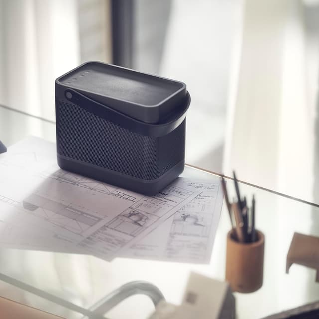 Detalle de Bang & Olufsen Beolit 20 – tragbarer Bluetooth-Lautsprecher mit 360°-Sound und Qi-Ladestation (Black)