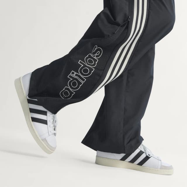Detalle de adidas Originals pantalón cortavientos de baloncesto en negro