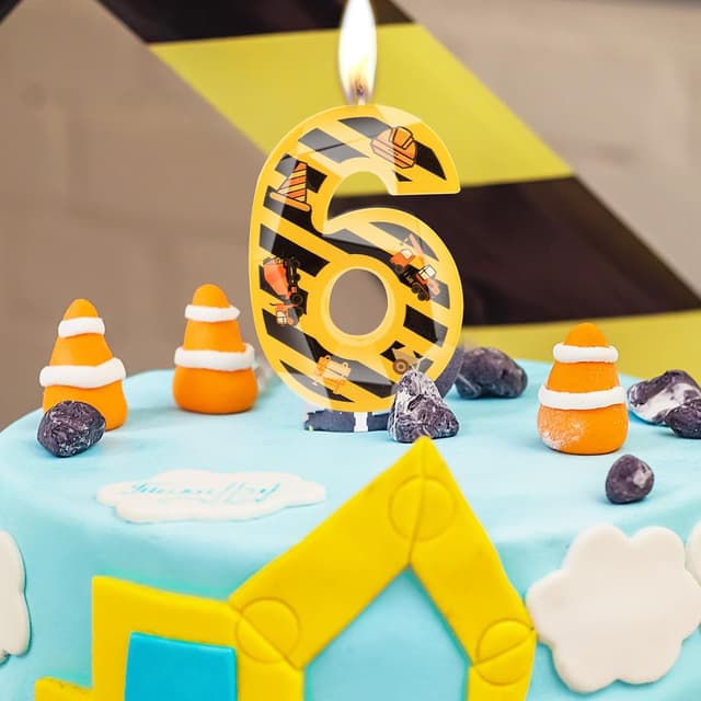 Detalle de Hongplus 3D Construction Birthday Candle No. 3 cake topper (yellow and white stripes)