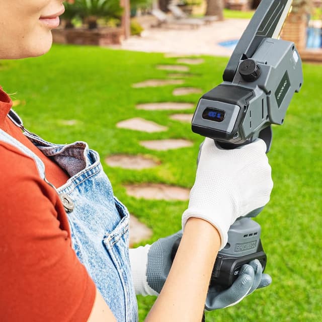 Detalle 2 de Cecotec Motosega elettrica a batteria 8" 21V MontanaForce 8000 Hand con 2 batterie Nexus