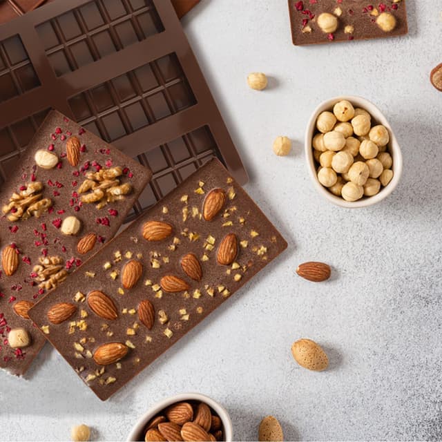 Detalle de OMIGA Silikon-Gießformen für Ostern: Schokoladentafel (2 Stück) inkl. 2 Pipetten & 1 Pinsel, BPA-frei