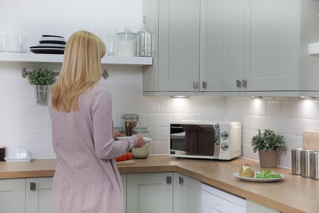 Thumbnail 6 de Russell Hobbs RHMM701C 17L 700W Cream Solo Microwave with Timer, Ringer & Defrost