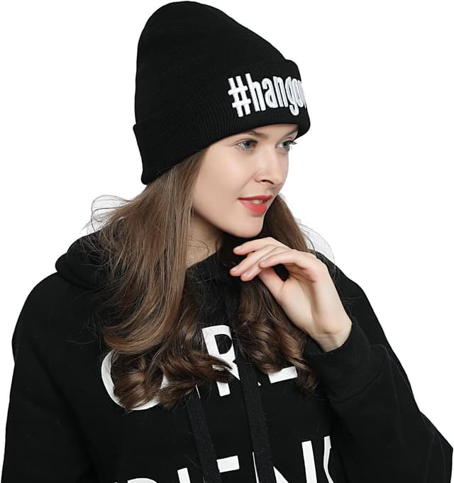 Detalle 2 de Bonnet Beanie d’hiver noir DonDon femme avec statement
