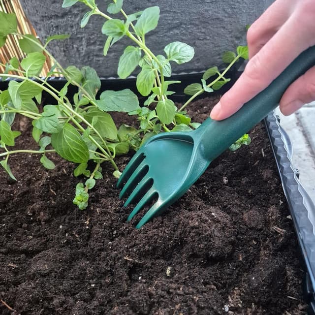 Detalle de COM-FOUR set di attrezzi da giardino in plastica da 4 pezzi: cazzuola lunga e stretta, rastrello e coltivatore