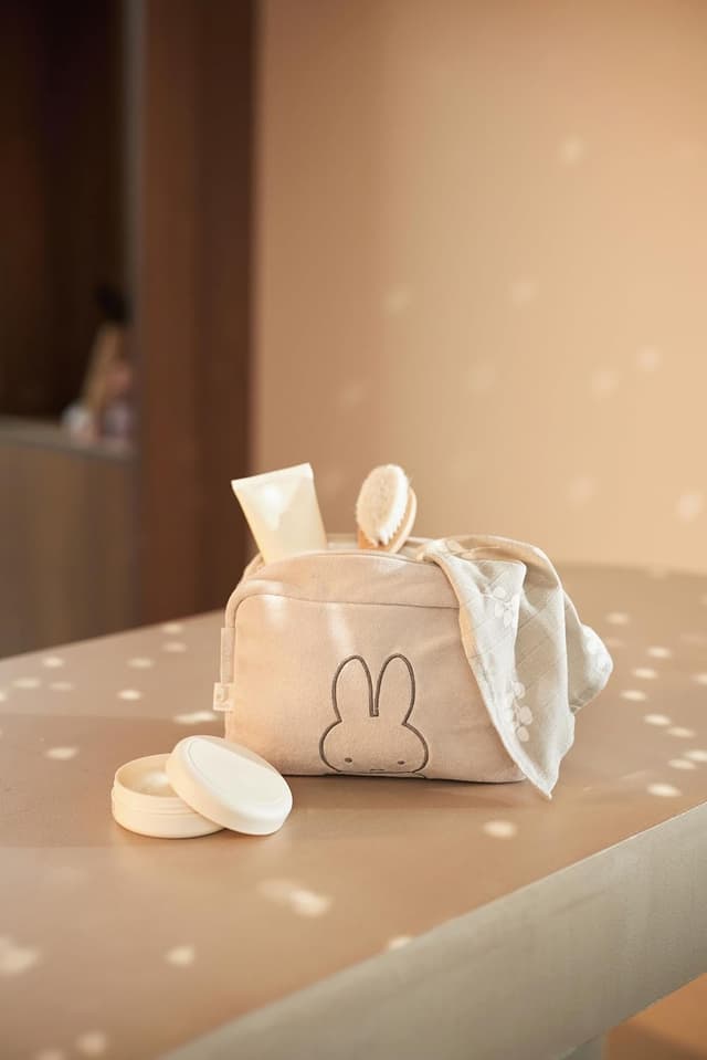 Detalle 2 de Jollein Frottee Windeltasche Miffy Nougat – Windeletui & Kosmetiktasche (Beige)