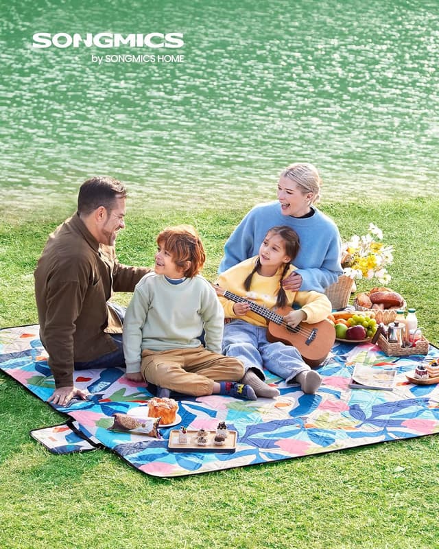 Detalle 2 de SONGMICS Picnic Blanket 200 x 200 cm (GCM087Q03) – large foldable mat for camping, park, beach