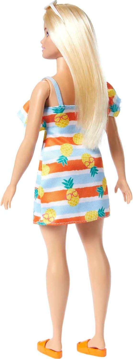 Detalle de Barbie Loves the Ocean HLP92 – Barbie-Puppe mit blondem Haar, Ananas-Kleid & Sonnenbrille