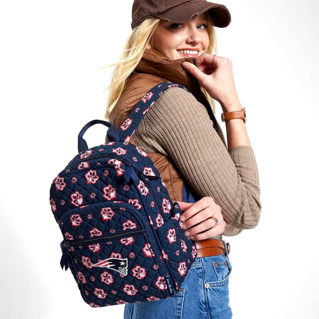 Detalle 2 de Vera Bradley Women’s Cotton NFL Small Backpack (New England Patriots/Nautical Blue/Red Bandana)