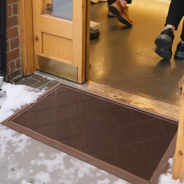 Detalle 2 de Paillasson extérieur DEXI 43 x 90 cm marron antidérapant avec trous de drainage