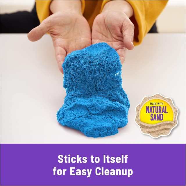 Detalle de Kinetic Sand Sandbox Set (1lb Blue Play Sand) with 4 Tools & Molds, Storage Bin — Sensory Play for Kids 3+