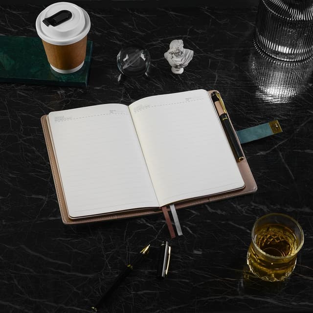 Detalle de ZXHQ Tagebuch mit Schloss (A5) inkl. Stift-Set – Vintage-Lederbezug, 224 Seiten, Premium Grau