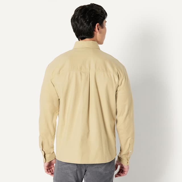 Detalle de Amazon Essentials Herren Modernes Oversize-Button-Down-Hemd aus Baumwolle (Oxford) – bequem weiter Schnitt