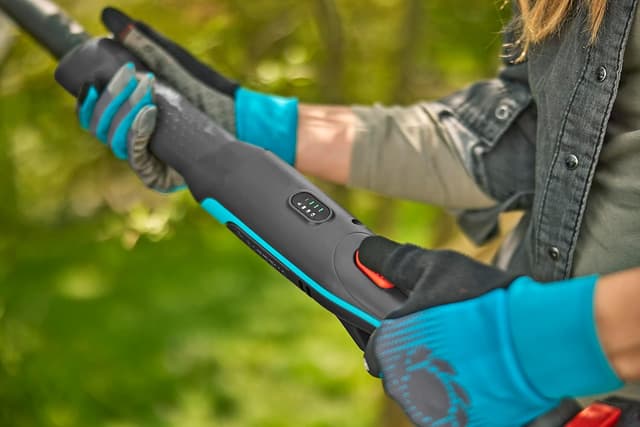 Detalle de GARDENA EasyCut P4A 18 V Li-Ion tagliasiepi/rami a batteria con batteria 2,0 Ah e lama per rami fino a Ø 28 mm