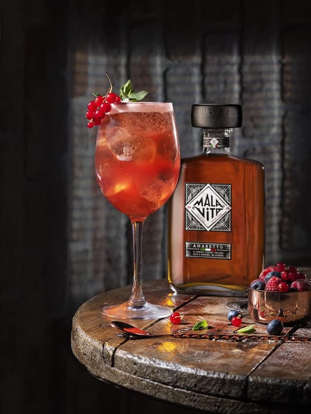 Detalle 2 de Malavita Licor Amaretto 700 ml 🍹