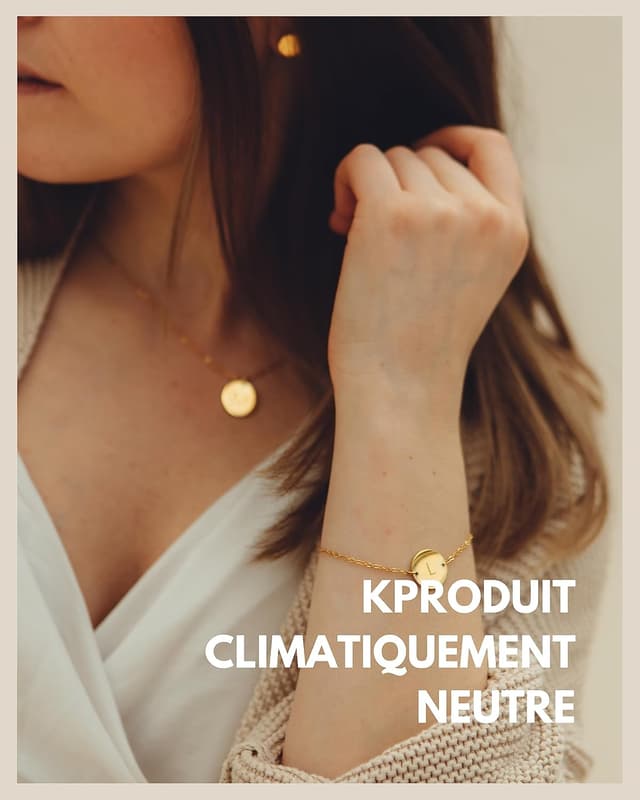 Detalle 2 de Good.Designs collier pour femme en or avec médaillon personnalisé (initiale gravée) — bijou hypoallergénique