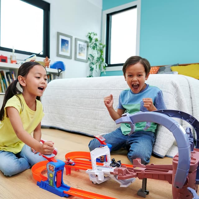 Detalle 2 de Hot Wheels RacerVerse Coffret Circuit Mobile Spider-Man & Black Panther HPL34