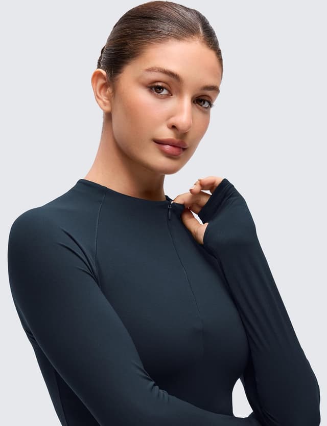 Detalle 2 de CRZ YOGA Softembrace quarter-zip long sleeve top with thumb holes