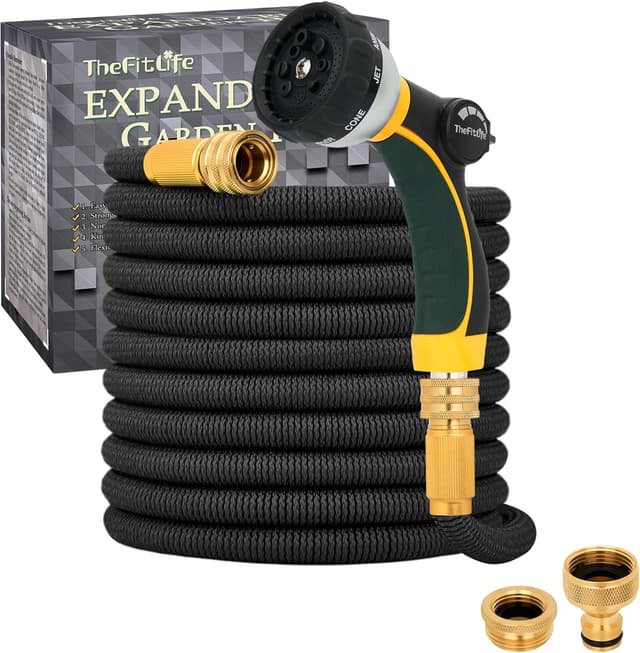 Detalle de TheFitLife expandable garden hose pipe (100 ft) with triple core latex and 8-pattern spray nozzle