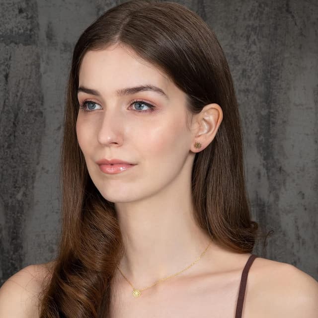 Detalle de Orecchini Namana con Mandala a perno, finitura spazzolata e perni senza nichel e senza piombo