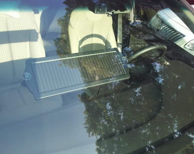 Detalle 2 de Sunway Solar Car Battery Trickle Charger & Maintainer (12V) with Cigarette Lighter Plug and Battery Clamps