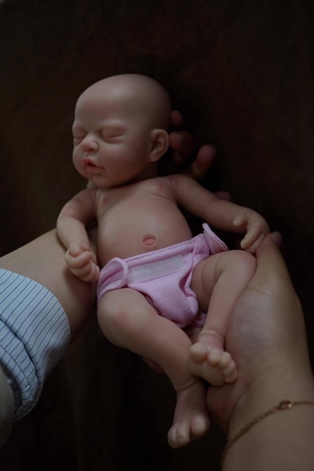 Detalle 2 de MYREBABY 12" Lifelike Reborn Baby Doll (Full Silicone) with Clothes Set & Feeding Accessories