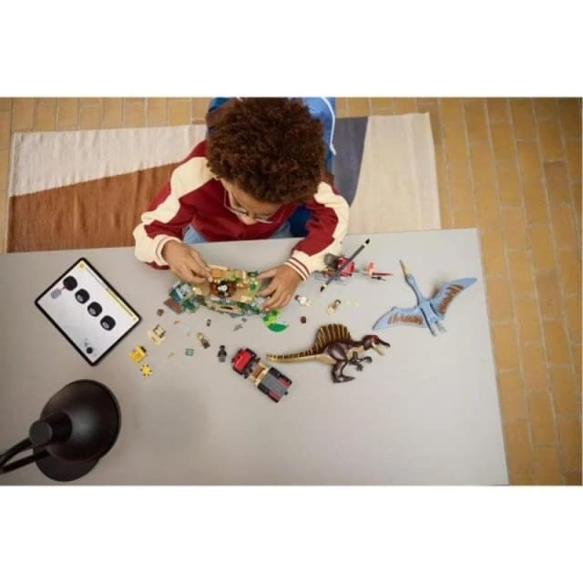 Detalle 2 de Lego Jurassic World Misión Aérea 984 Piezas