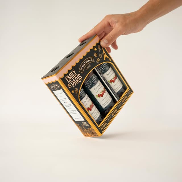 Detalle 2 de St. Dalfour Fruchtaufstrich Geschenkset „Emily in Paris Edition“ – 100% Frucht, ohne Zuckerzusatz, glutenfrei (3×284 g, Erdbeere)