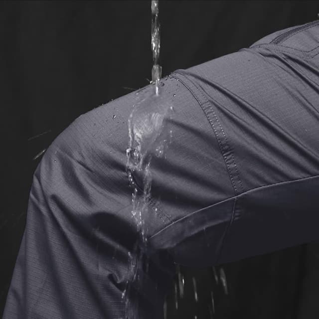 Detalle de TACVASEN cotton-blend men’s outdoor hiking trousers with multi-pockets