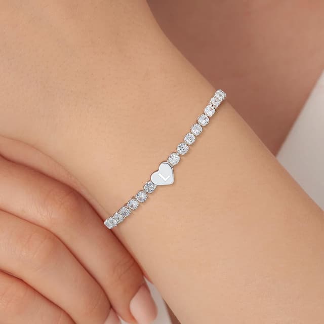 Detalle de KLIFOWDY sterling silver initial tennis bracelet (Letter A–Z) with heart & cubic zirconia