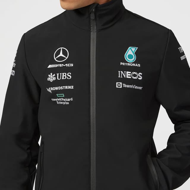 Detalle de Giacca softshell ufficiale Mercedes AMG Petronas Formula One Team 2022 – Nero, taglie XS/M