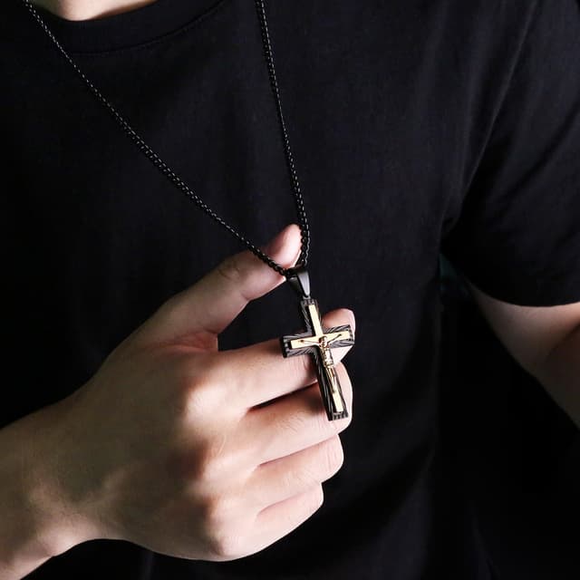 Detalle de Collana da uomo Diamond Treats con ciondolo a croce in acciaio inossidabile e catena regolabile 50–60 cm