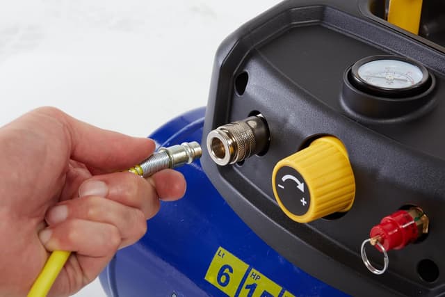 Detalle de MICHELIN Compressore d’aria portatile MBL6 da 6 litri oil-free con manometro e kit gonfiaggio