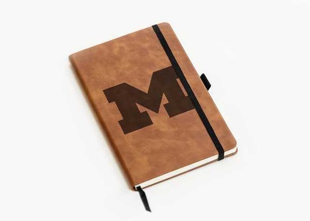 Detalle 2 de Rico Industries NCAA Michigan Wolverines Brown Laser Engraved Small Notepad