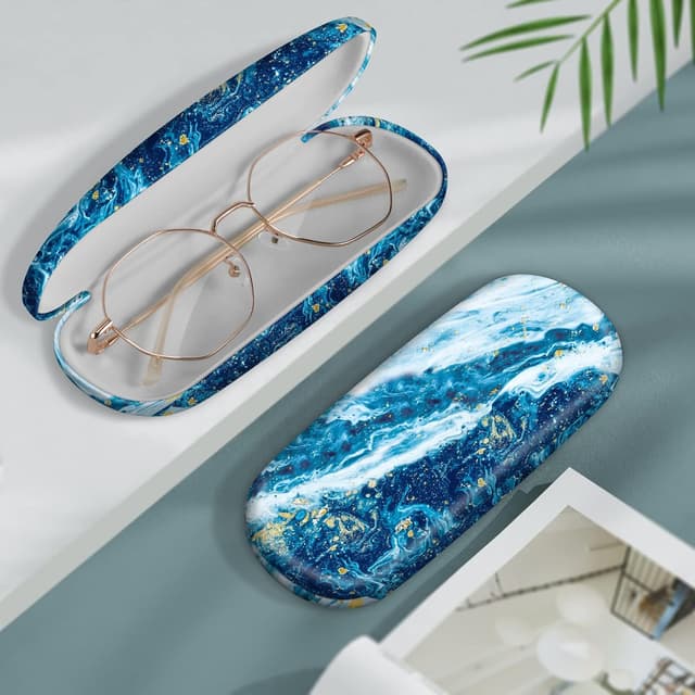 Detalle de FINTIE hard shell glasses case with microfibre lining and cleaning cloth