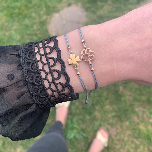 Detalle 2 de Selfmade Jewelry Armband Damen Roségold „Pfote“ – größenverstellbares Makramee mit Geschenkverpackung