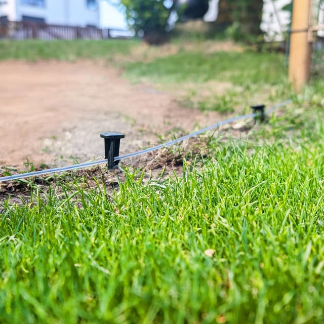 Detalle 2 de 200 picchetti com-four per fissaggio cavi robot tosaerba in plastica con ardiglione (200 x nero)