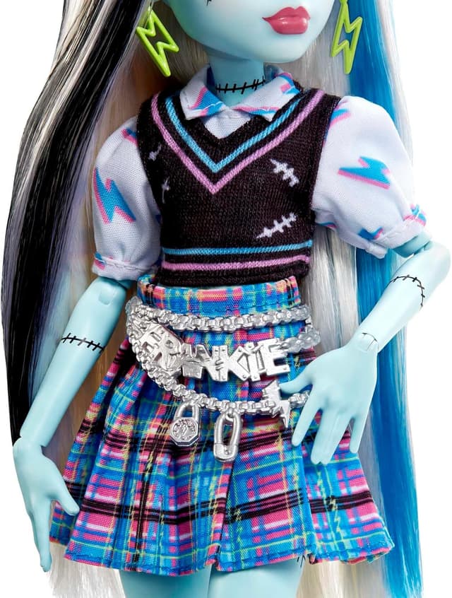 Detalle 2 de Monster High Frankie Stein Muñeca articulada con accesorios y mascota ⚡