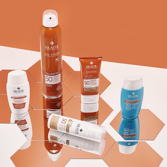 Detalle de Rilastil Fluid 100 – feuchtigkeitsspendende, schützende Emulsion mit ultraleichter Textur (50 ml)