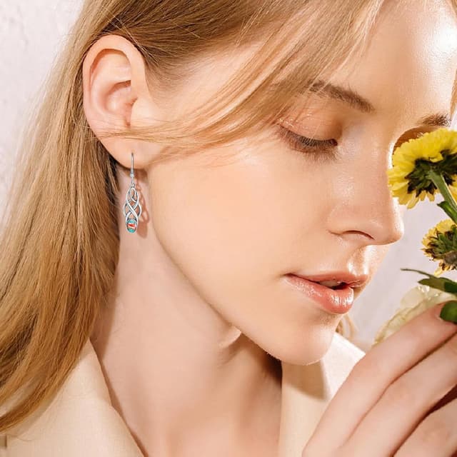 Detalle de TUNGSTORY Ohrringe aus 925 Silber mit keltischen Hänge-Elementen und stabilisiertem Türkis