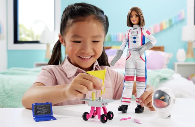 Detalle 2 de Barbie Carriere Astronauta 65 Anniversario (HRG45) con tuta, stivali spaziali e 10 accessori