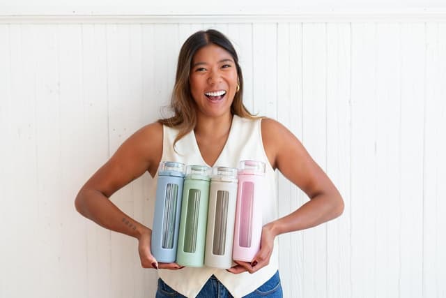 Detalle 2 de Ello Syndicate 20oz Reusable Glass Water Bottle with One-Touch Leak Proof Flip Lid (Sage)