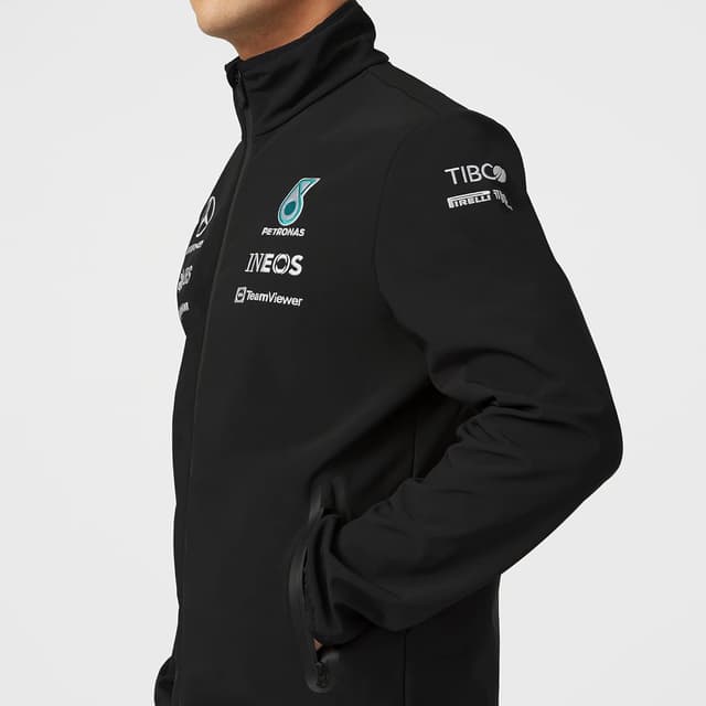 Detalle 2 de Giacca softshell ufficiale Mercedes AMG Petronas Formula One Team 2022 – Nero, taglie XS/M