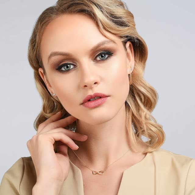 Detalle de Collier Infini NAMANA en argent massif 925 avec zircons et chaîne ajustable