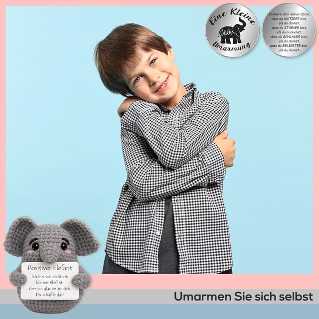 Detalle 2 de Tixlux Pocket Hug „Positiver Elefant“ – Strick-Dekofigur mit Edelstahl-Glücksbringer als Mutmacher-Geschenk